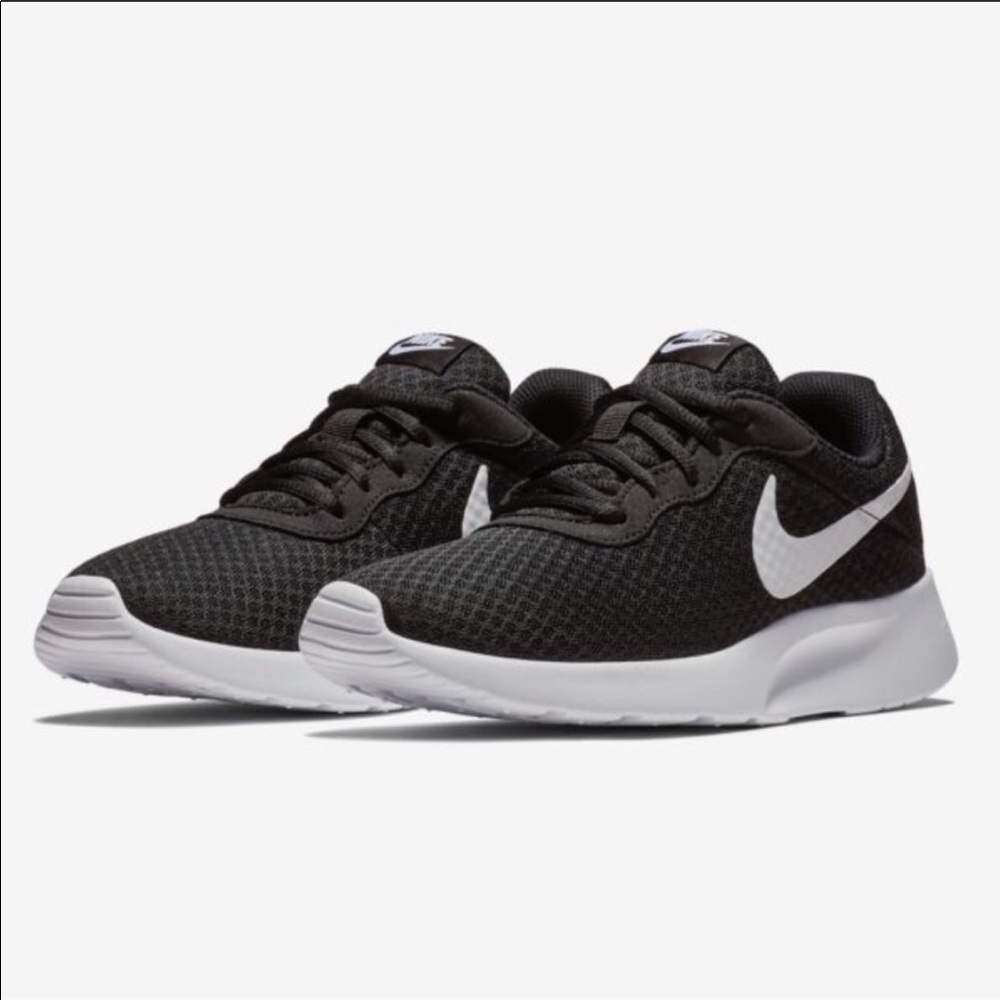 Nike Tanjun Women’s Sneakers Tennis Shoes